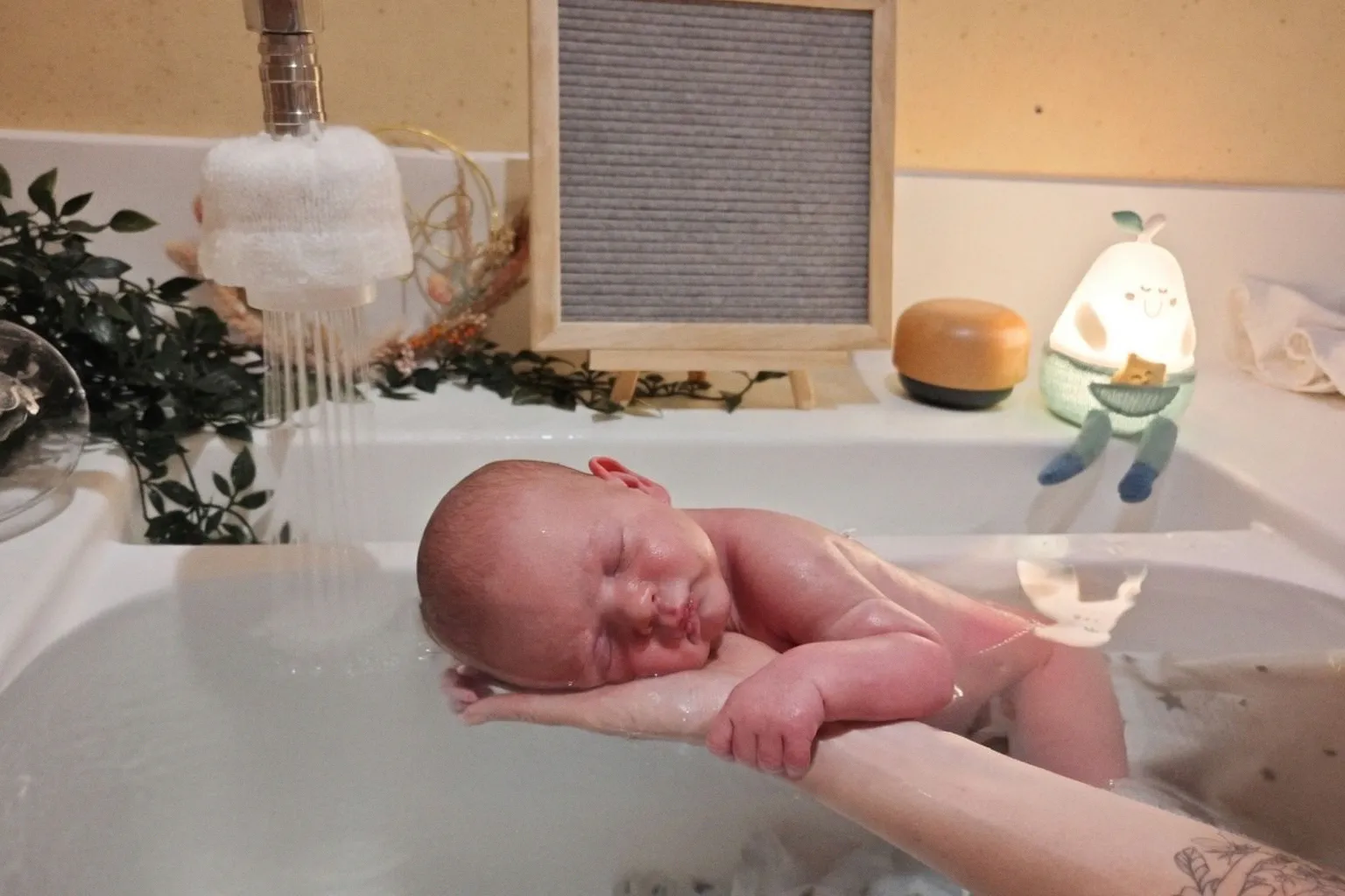 Bain thalasso thérapeutique : une bulle de bien-être inédite pour les nouveau-nés à Flers